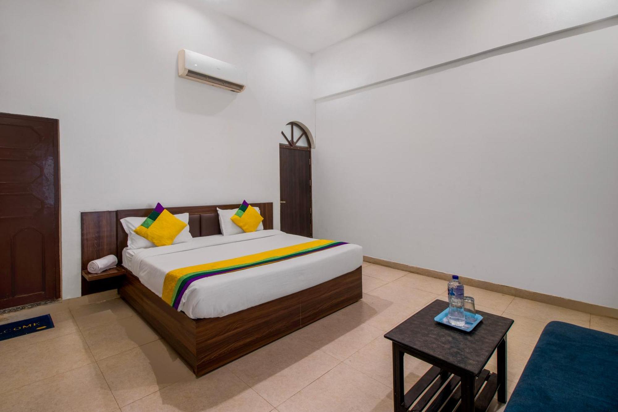 Hotel O Om Pushp Residency Matura Exterior foto