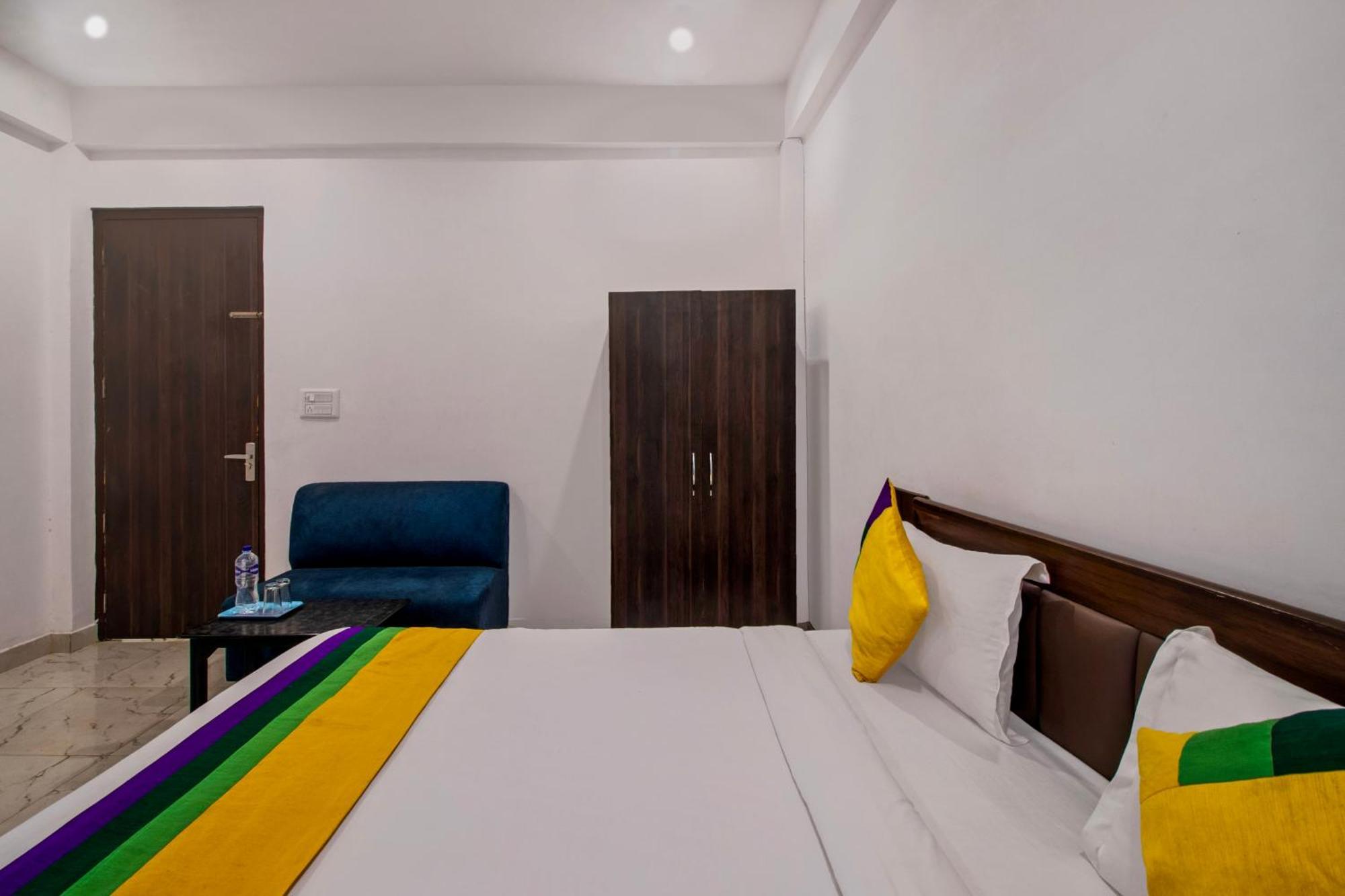 Hotel O Om Pushp Residency Matura Exterior foto