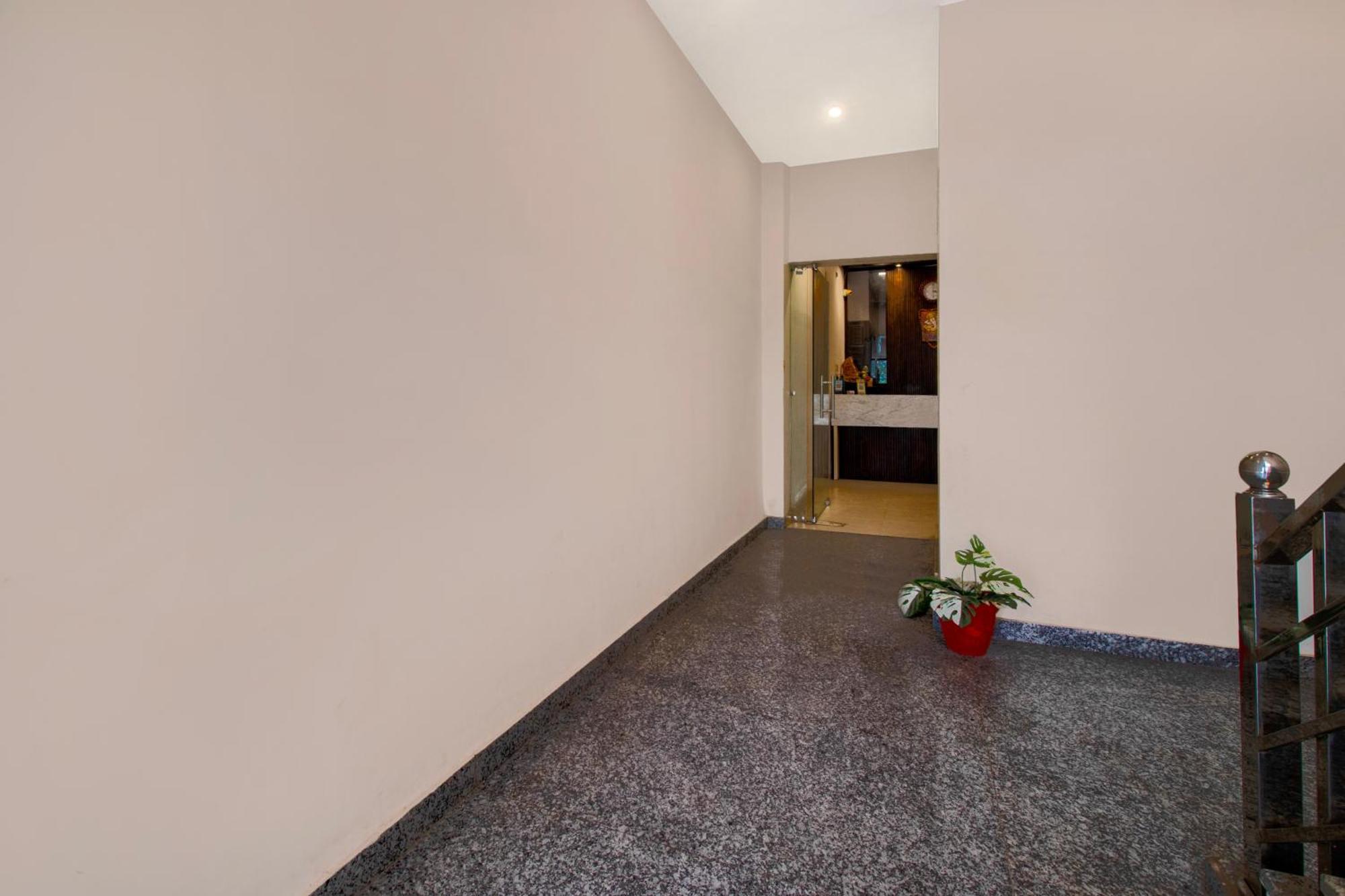 Hotel O Om Pushp Residency Matura Exterior foto