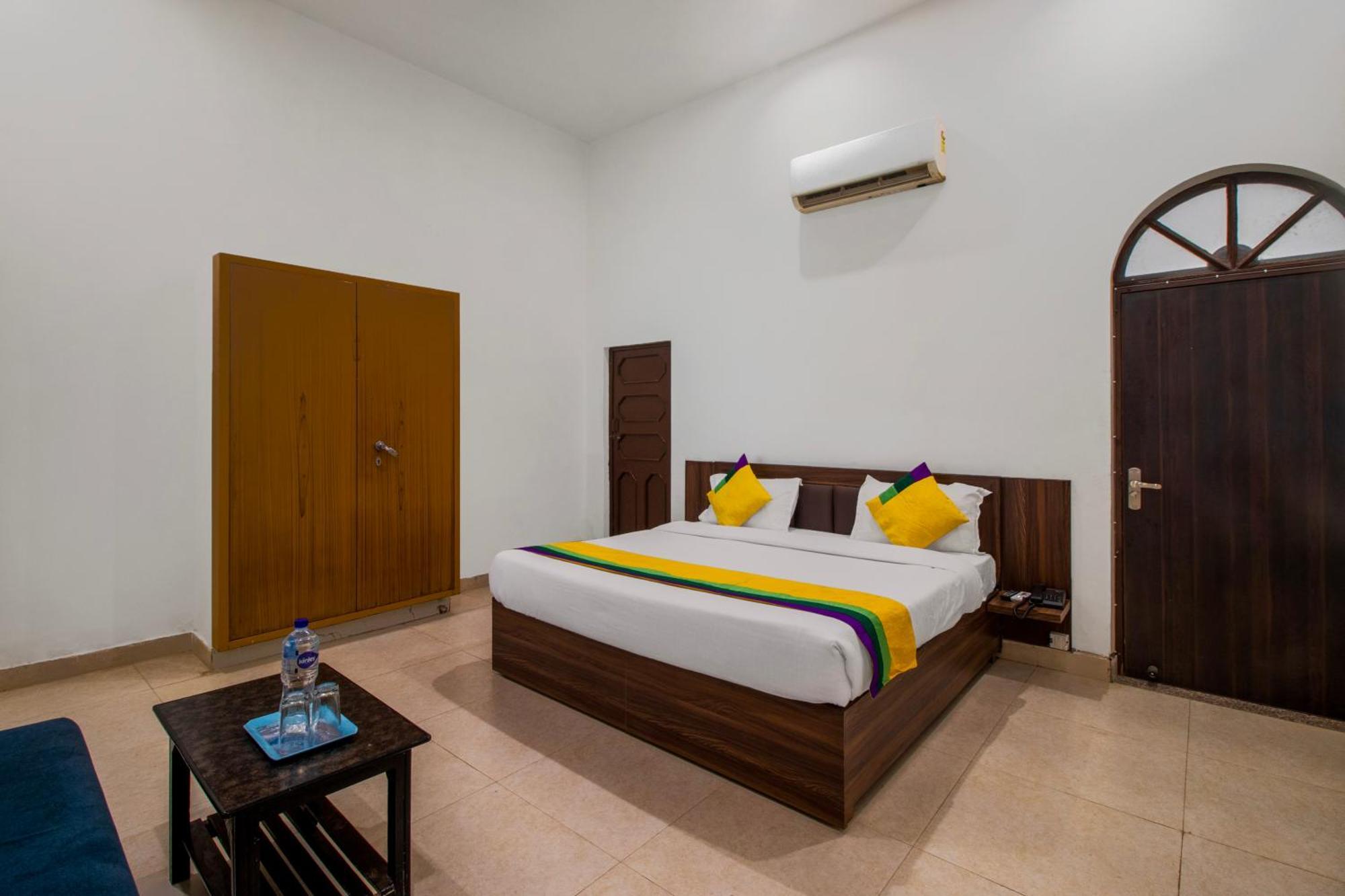 Hotel O Om Pushp Residency Matura Exterior foto